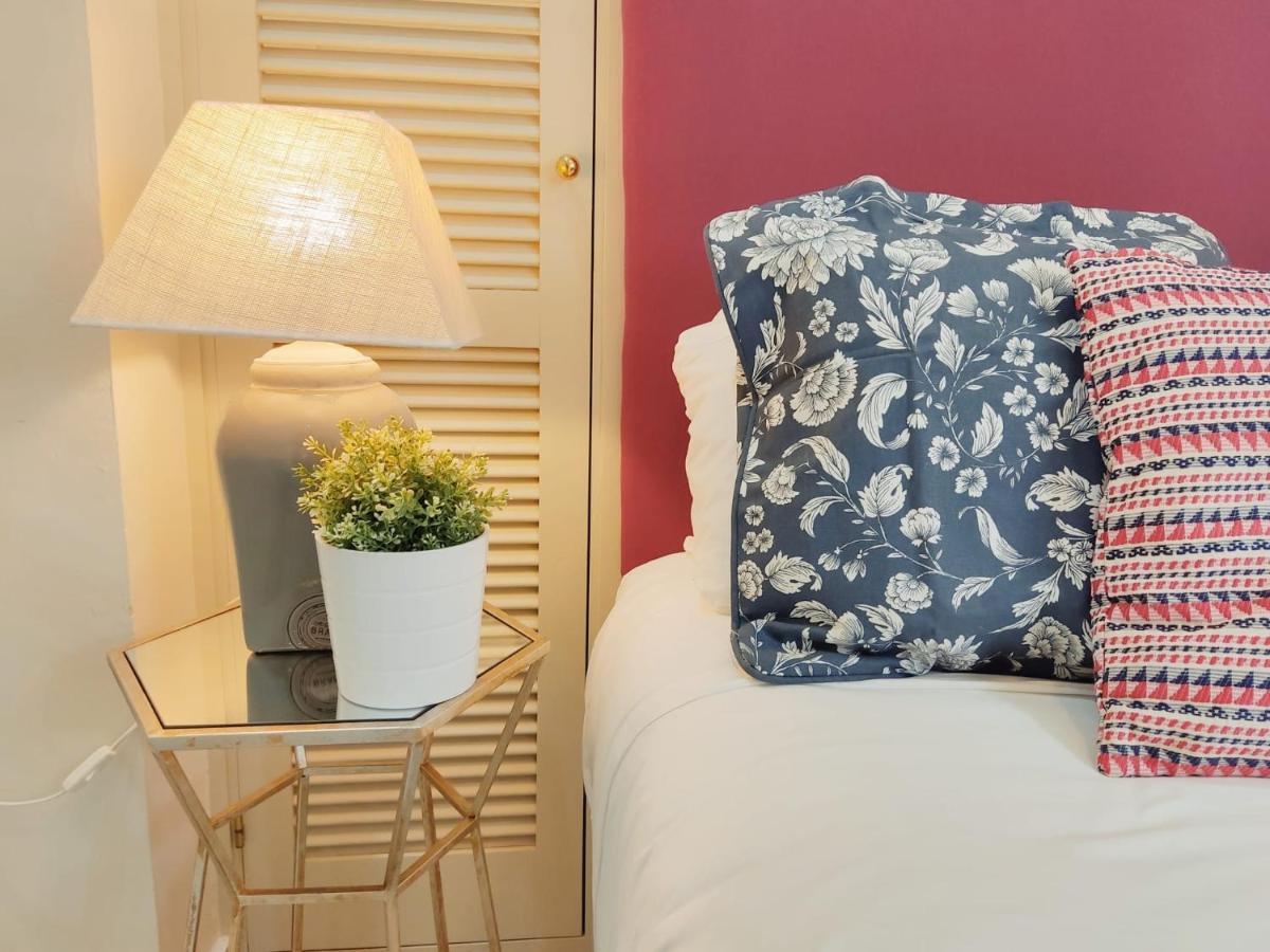 Homeyseville-Bright Apartment At Santa Cruz 4 Pax, Parking Optional Luaran gambar